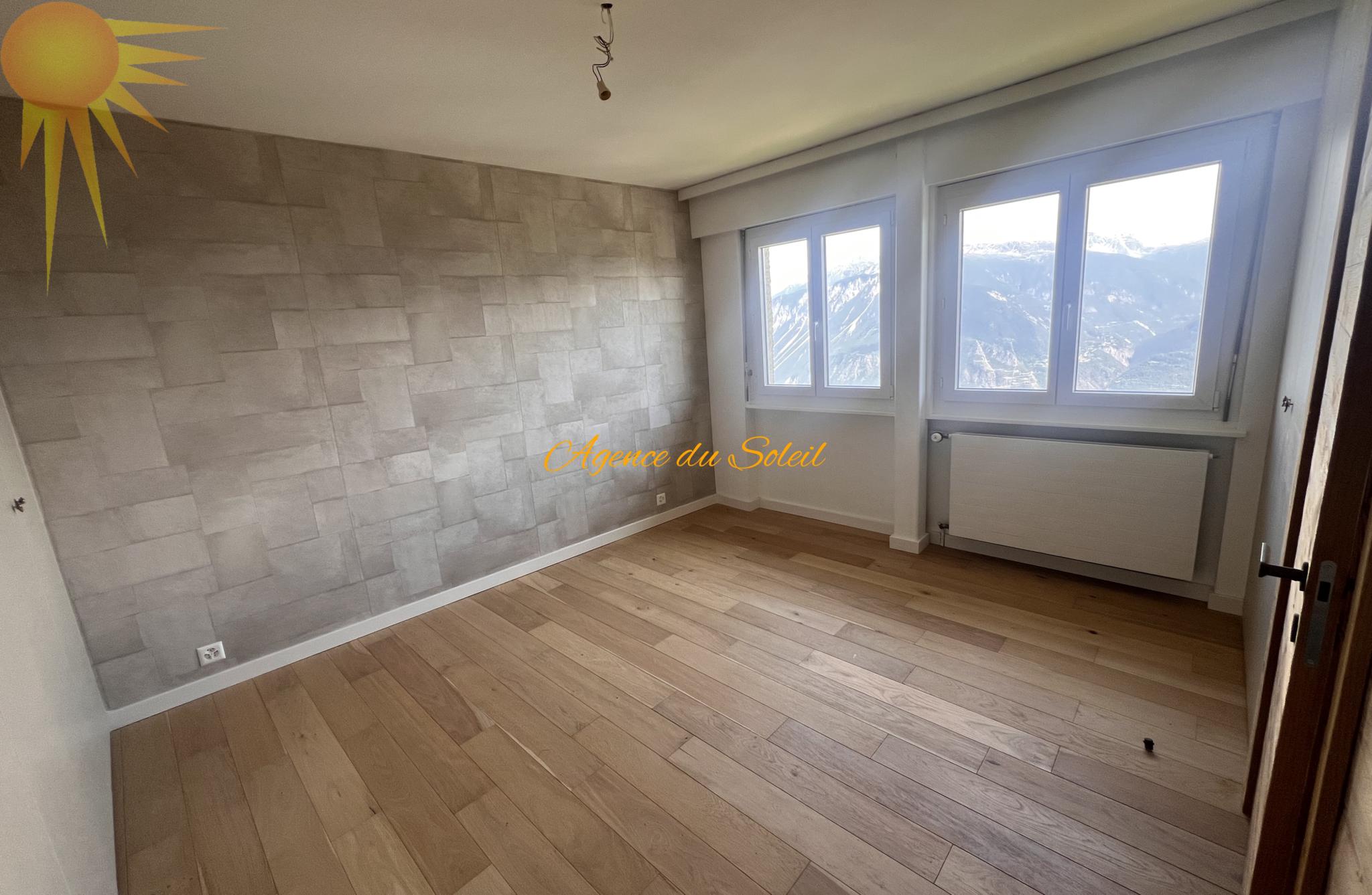 Magnifique appartement de 4.5 pièces en attique, totalement rénové en 2023 !