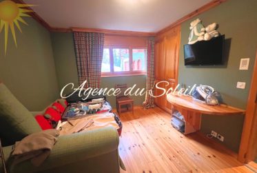 Somptueux lot de 4.5 pièces + 3.5 pièces + chambre de service, jardin, piscine privée au cœur de Crans !