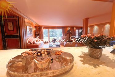 Somptueux lot de 4.5 pièces + 3.5 pièces + chambre de service, jardin, piscine privée au cœur de Crans !