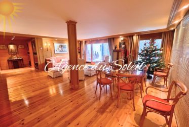 Somptueux lot de 4.5 pièces + 3.5 pièces + chambre de service, jardin, piscine privée au cœur de Crans !