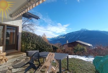 Agréable et vaste maison de 2 appts (4,5 + 2.5 pièces) dans le village de Mollens, à 5 minutes en voiture de Crans-Montana !