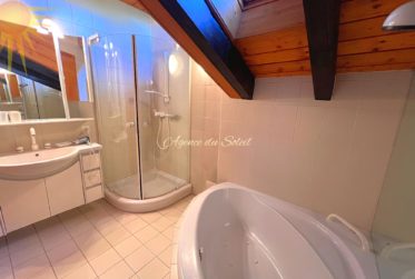 Idéal pour une famille, ce magnifique et spacieux chalet à 5 mn en voiture du centre de la station !