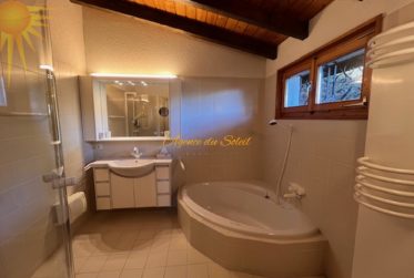 Idéal pour une famille, ce magnifique et spacieux chalet à 5 mn en voiture du centre de la station !