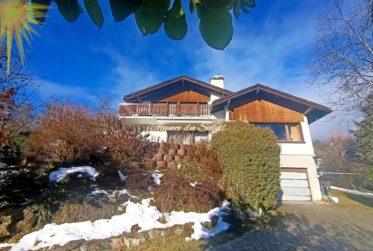 Agréable et vaste maison de 2 appts (4,5 + 2.5 pièces) dans le village de Mollens, à 5 minutes en voiture de Crans-Montana !