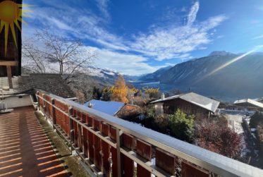 Agréable et vaste maison de 2 appts (4,5 + 2.5 pièces) dans le village de Mollens, à 5 minutes en voiture de Crans-Montana !