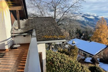 Agréable et vaste maison de 2 appts (4,5 + 2.5 pièces) dans le village de Mollens, à 5 minutes en voiture de Crans-Montana !