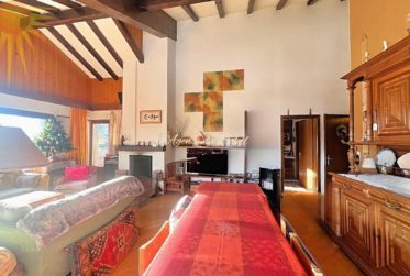 Agréable et vaste maison de 2 appts (4,5 + 2.5 pièces) dans le village de Mollens, à 5 minutes en voiture de Crans-Montana !