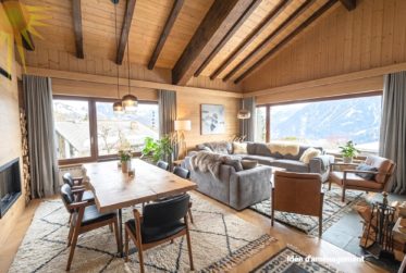 Agréable et vaste maison de 2 appts (4.5 + 2.5 pièces) dans le village de Mollens, à 5 mn en voiture de Crans-Montana !