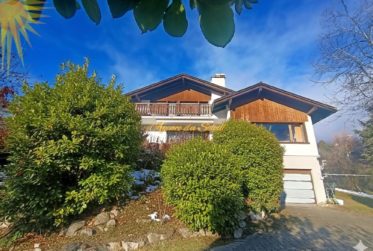 Agréable et vaste maison de 2 appts (4.5 + 2.5 pièces) dans le village de Mollens, à 5 mn en voiture de Crans-Montana !