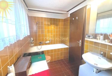 Agréable et vaste maison de 2 appts (4.5 + 2.5 pièces) dans le village de Mollens, à 5 mn en voiture de Crans-Montana !