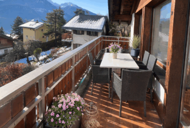 Agréable et vaste maison de 2 appts (4.5 + 2.5 pièces) dans le village de Mollens, à 5 mn en voiture de Crans-Montana !