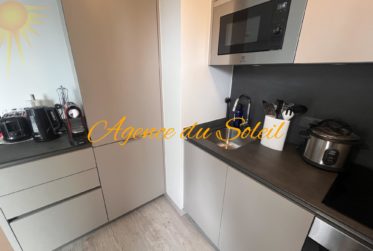 À louer UNIQUEMENT à l’année ce splendide 3.5 pièces rénové, sud, à proximité du funiculaire !