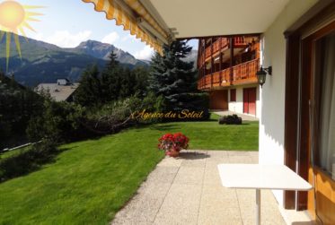 À louer à l'année! Spacieux appt. 4.5 pcs et 140 m² + vaste terrasse-jardin, dans un beau chalet résidentiel, à proximité du Golf 18 trous !