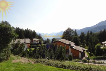 À louer à l'année! Spacieux appt. 4.5 pcs et 140 m² + vaste terrasse-jardin, dans un beau chalet résidentiel, à proximité du Golf 18 trous !