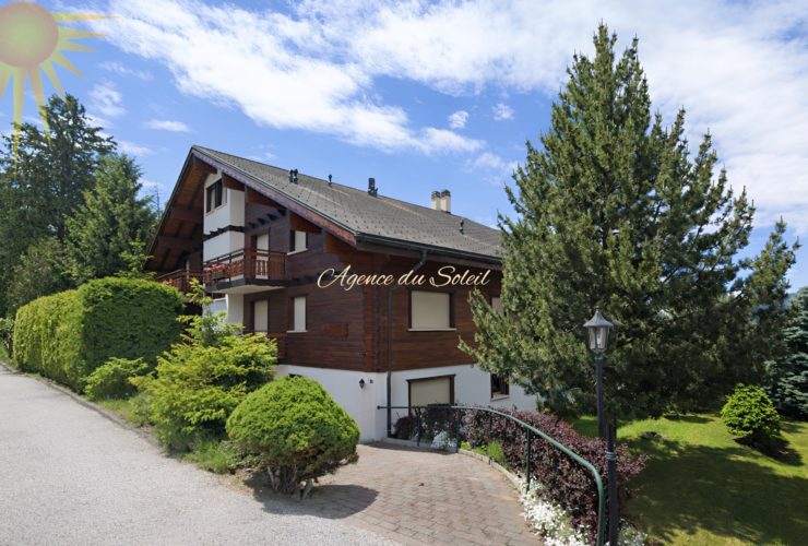 À louer à l'année! Spacieux appt. 4.5 pcs et 140 m² + vaste terrasse-jardin, dans un beau chalet résidentiel, à proximité du Golf 18 trous !