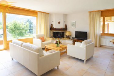 À louer à l'année! Spacieux appt. 4.5 pcs et 140 m² + vaste terrasse-jardin, dans un beau chalet résidentiel, à proximité du Golf 18 trous !