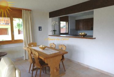 À louer à l'année! Spacieux appt. 4.5 pcs et 140 m² + vaste terrasse-jardin, dans un beau chalet résidentiel, à proximité du Golf 18 trous !