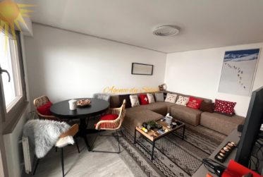 À louer UNIQUEMENT à l’année ce splendide 3.5 pièces rénové, sud, à proximité du funiculaire !