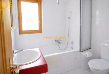 À louer à l'année! Spacieux appt. 4.5 pcs et 140 m² + vaste terrasse-jardin, dans un beau chalet résidentiel, à proximité du Golf 18 trous !