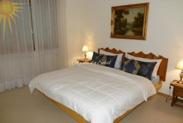 À louer à l'année! Spacieux appt. 4.5 pcs et 140 m² + vaste terrasse-jardin, dans un beau chalet résidentiel, à proximité du Golf 18 trous !