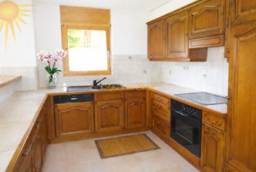 À louer à l'année! Spacieux appt. 4.5 pcs et 140 m² + vaste terrasse-jardin, dans un beau chalet résidentiel, à proximité du Golf 18 trous !