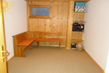 À louer à l'année! Spacieux appt. 4.5 pcs et 140 m² + vaste terrasse-jardin, dans un beau chalet résidentiel, à proximité du Golf 18 trous !