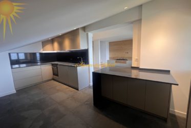 Appartement contemporain de 4,5 pièces en attique-duplex, entièrement rénové en 2024!