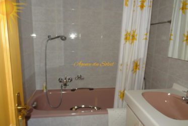 À louer à l'année! Spacieux appt. 4.5 pcs et 140 m² + vaste terrasse-jardin, dans un beau chalet résidentiel, à proximité du Golf 18 trous !