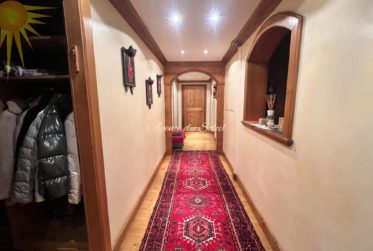 Au cœur de la station! Spacieux appartement traversant d'angle de 5.5 pièces avec terrasse!