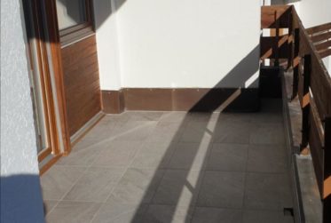 À louer UNIQUEMENT à l’année ce splendide 3.5 pièces rénové, sud, à proximité du funiculaire !