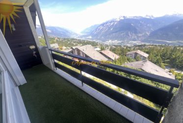 Appartement contemporain de 4,5 pièces en attique-duplex, entièrement rénové en 2024!