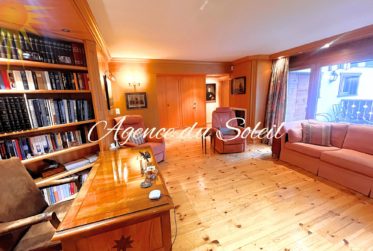 Somptueux lot de 4.5 pièces + 3.5 pièces + chambre de service avec jardin et piscine privée au cœur de Crans !