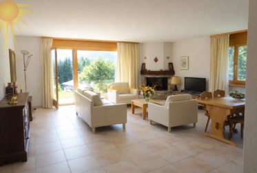 À louer à l'année! Spacieux appt. 4.5 pcs et 140 m² + vaste terrasse-jardin, dans un beau chalet résidentiel, à proximité du Golf 18 trous !