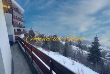 À louer UNIQUEMENT à l’année ce splendide 3.5 pièces rénové, sud, à proximité du funiculaire !