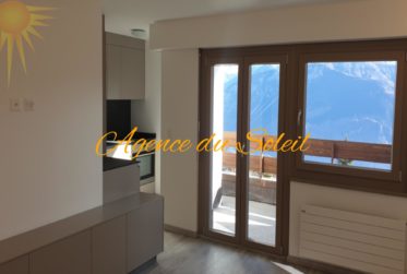 À louer UNIQUEMENT à l’année ce splendide 3.5 pièces rénové, sud, à proximité du funiculaire !