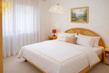 À louer à l'année! Spacieux appt. 4.5 pcs et 140 m² + vaste terrasse-jardin, dans un beau chalet résidentiel, à proximité du Golf 18 trous !