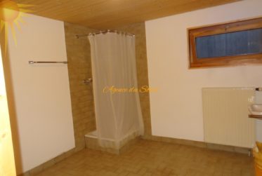 À louer à l'année! Spacieux appt. 4.5 pcs et 140 m² + vaste terrasse-jardin, dans un beau chalet résidentiel, à proximité du Golf 18 trous !