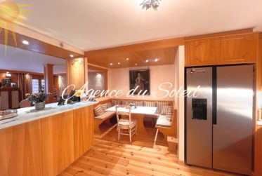 Somptueux lot de 4.5 pièces + 3.5 pièces + chambre de service avec jardin et piscine privée au cœur de Crans !