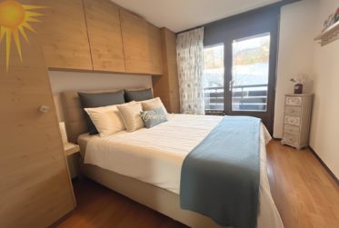 Adorable appartement traversant de 2.5 pièces entièrement rénové, au bord du Golf Ballesteros de Crans !