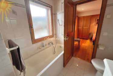 En Exclusivité ! Splendide chalet familial de 8.5 pièces dans un quartier prisé à Crans et en bordure du golf Ballesteros !