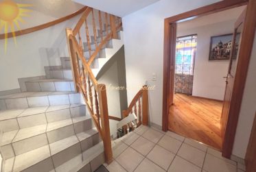 En Exclusivité ! Splendide chalet familial de 8.5 pièces dans un quartier prisé à Crans et en bordure du golf Ballesteros !