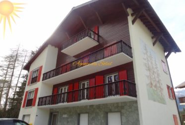 À louer à la saison d'hiver (dès 1er novembre2026,) : Bel appartement 2.5 pièces au bord du golf 18 trous et parking devant l’immeuble !