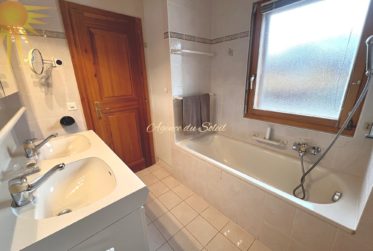 En Exclusivité ! Splendide chalet familial de 8.5 pièces dans un quartier prisé à Crans et en bordure du golf Ballesteros !