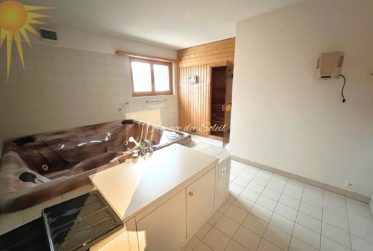 En Exclusivité ! Splendide chalet familial de 8.5 pièces dans un quartier prisé à Crans et en bordure du golf Ballesteros !