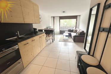 Adorable appartement traversant de 2.5 pièces entièrement rénové, au bord du Golf Ballesteros de Crans !