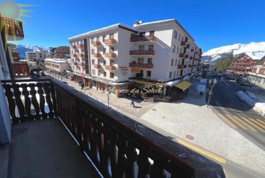 Plein cœur de Crans ! Lumineux appartement traversant de 4.5 pièces avec une chambrette complémentaire !