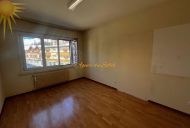 Plein cœur de Crans ! Lumineux appartement traversant de 4.5 pièces avec une chambrette complémentaire !