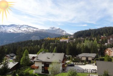 À louer à la saison d'hiver : Bel appartement 2.5 pièces au bord du golf 18 trous et parking devant l’immeuble !