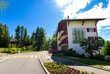 À louer à la saison d'hiver : Bel appartement 2.5 pièces au bord du golf 18 trous et parking devant l’immeuble !
