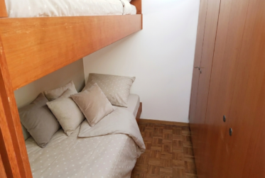 À louer (au mois) à partir du 1er février 2027 ce vaste studio sud à proximité du centre de Crans !